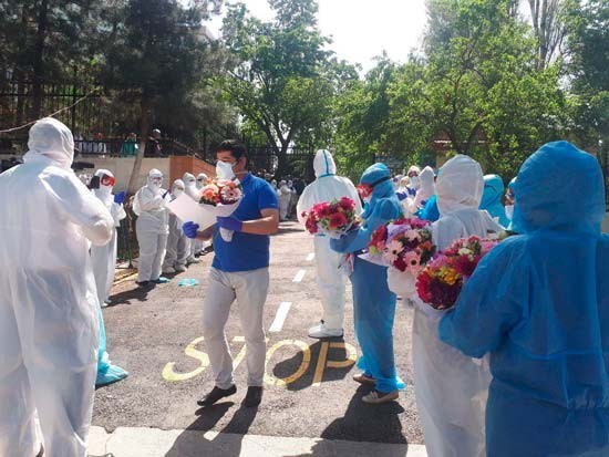 Министерство здравоохранения: В ГОРОДЕ ТАШКЕНТЕ С УВАЖЕНИЕМ ПРОВОДИЛИ 152 МЕДИЦИНСКИХ РАБОТНИКОВ, КОТОРЫЕ СМЕЛО БОРОЛИСЬ С КОРОНАВИРУСНОЙ ИНФЕКЦИЕЙ