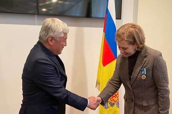 Министр здравоохранения Узбекистана вручил нагрудной знак «Мехр-саховат» руководителю Роспотребнадзора